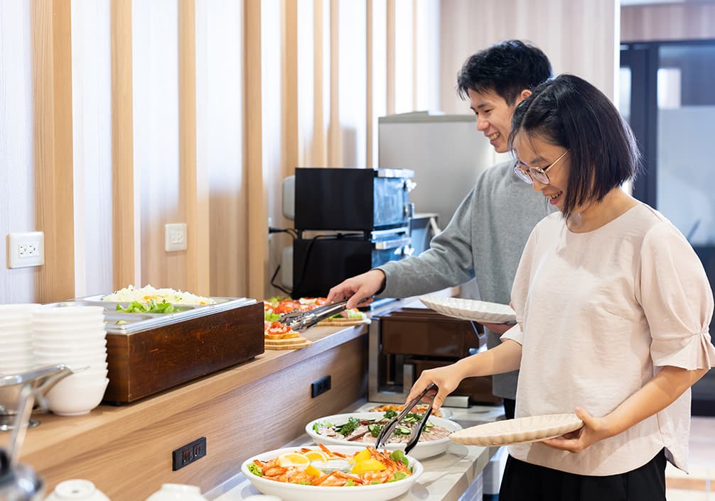 ビュッフェ形式のお食事でおなかいっぱいに！